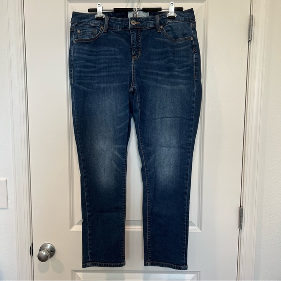 Torrid Straight Leg Medium Wash Jeans Size 16R - Picture 3 of 6